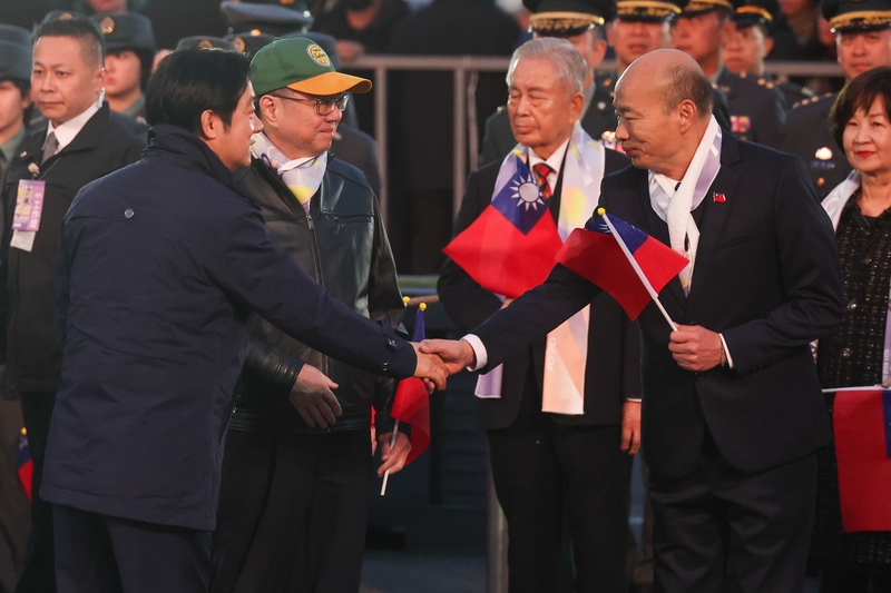 114年總統府元旦升旗典禮1日清晨在總統府前廣場舉行，總統賴清德（前左）與立法院長韓國瑜（前右）在典禮結束後握手致意。( 中央社記者吳家昇攝）