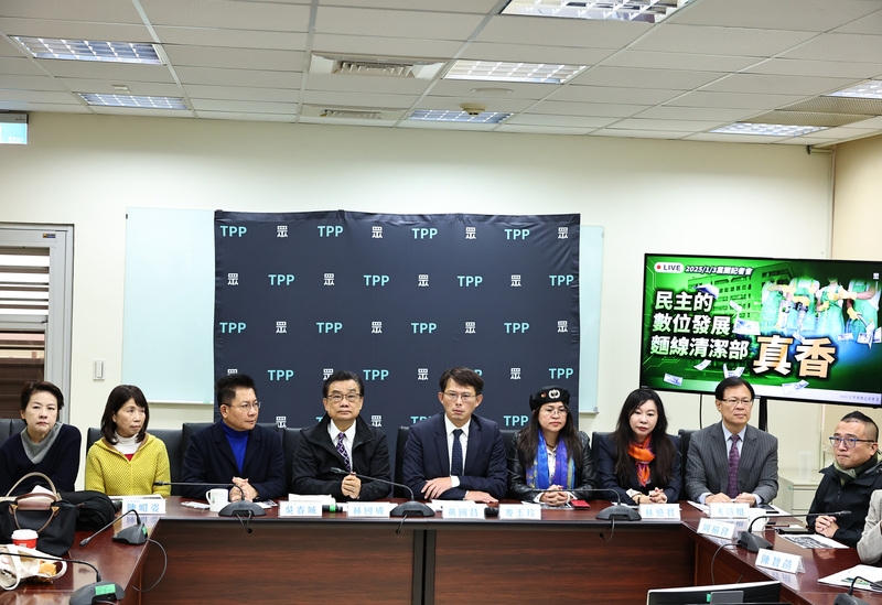 台灣民眾黨立法院黨團3日上午召開「民主的數位發展麵線清潔部，真香！」記者會，黨團總召黃國昌（左5）、立委林國成（左4）、吳春城（左3）、陳昭姿（左2）、黃珊珊（左1）與黨秘書長周榆修（右1）等人出席。（中央社提供）