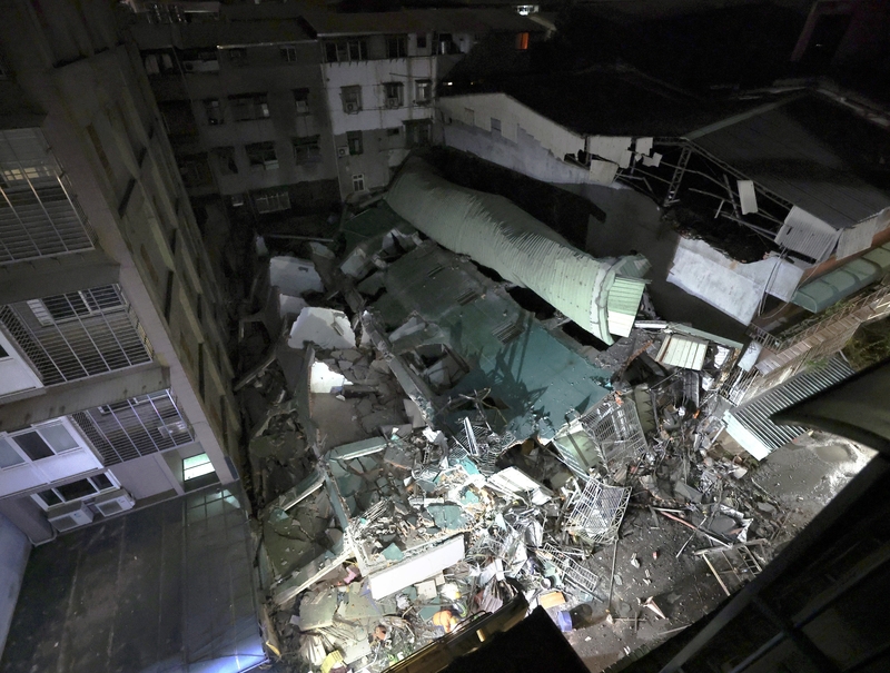 新北市三重區六張街一處工地地下室6日上午開挖,造成工地兩側184號、190號建物傾斜的損鄰事件,晚間近9時,184號建物突然倒塌,幸住戶已撤離,無人傷亡。(中央社提供)