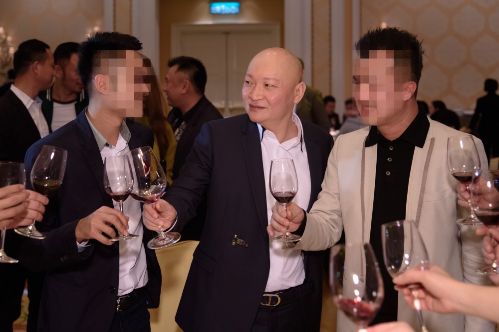 PGtalk負責人林秉文（中）涉及88會館地下匯兌案，因兩度未出庭，遭新北地方法院發布通緝，沒入保證金新台幣300萬元。（圖擷取自林秉文臉書）