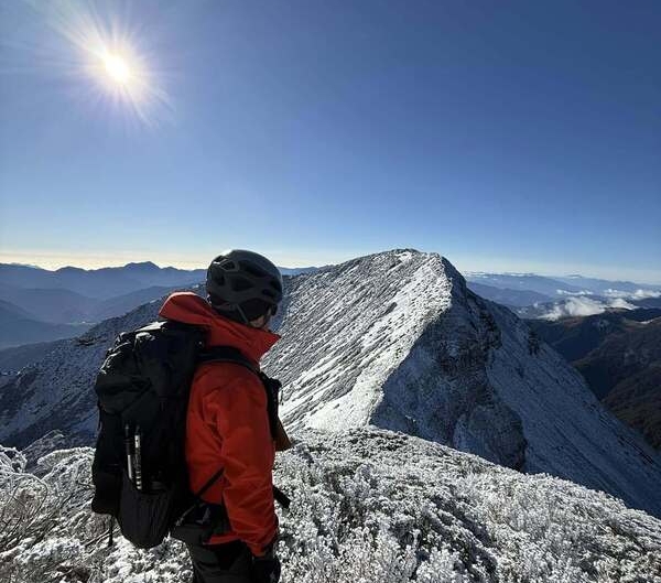 冷氣團一波接一波,雪霸國家公園逾3000公尺以上高山再次出現降雪。(圖源:中央社)