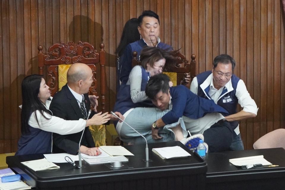 圖為去年5月處理國會改革案時，朝野立委發生嚴重推擠，鍾佳濱當時衝上主席台，撲倒陳菁徽，如今被爆出鍾佳濱被陳提告在法院上辯「怎麼能夠證明身上的傷是因為我呢？」。（資料照，中央社提供）