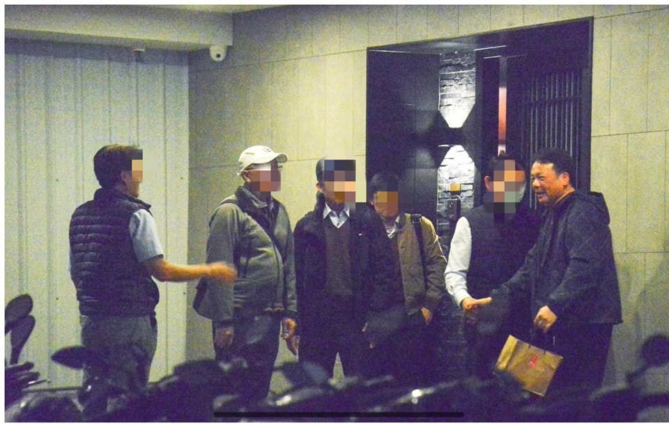 民進黨新潮流大老吳乃仁近日被爆料，去年底現身於低消6萬元的米其林日料名店「AD ASTRA」，席間竟還有台北地檢署徐名駒等一票檢察官。（圖擷取自侯漢廷臉書）