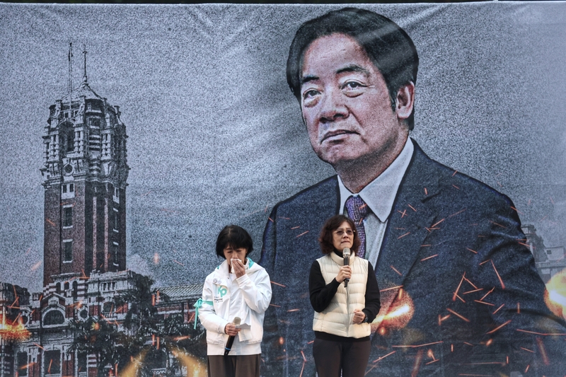 前民眾黨主席柯文哲再度遭羈押，民眾黨11日在台北舉辦「111釘孤枝，拒絕綠色威權，還我司法正義」集會，柯文哲妻子陳佩琪（左）、胞妹柯美蘭（右）同台喊話，呼籲釋放柯文哲。（中央社提供）