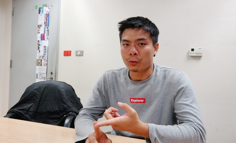 台灣火舞表演者謝岳鵬遭騙到緬甸詐騙園區,在台泰警方合作下14日安全搭機返台。圖為謝岳鵬在曼谷蘇凡納布機場接受中央社訪問。(中央社提供)