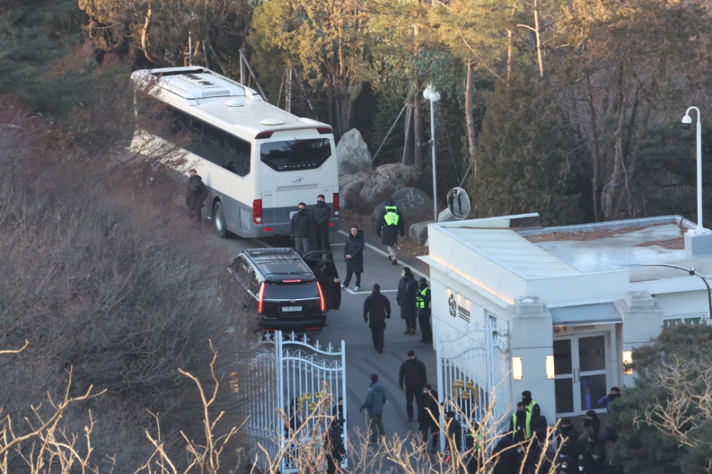 公調處人員今日清晨進入官邸時,周邊車輛接受安檢。擷取自조선일보/뉴스1。