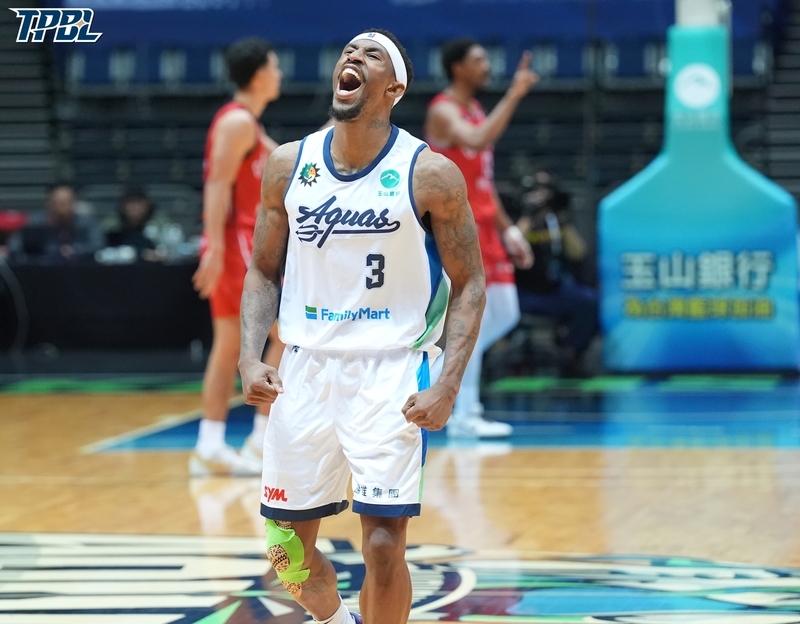 海神靠著洋將克雷格第2節灌進12分擴大雙位數分差,並全場轟下23分10籃板另有6助攻的帶領下,終場就以98比76中止戰神的4連勝(圖源:中央社)