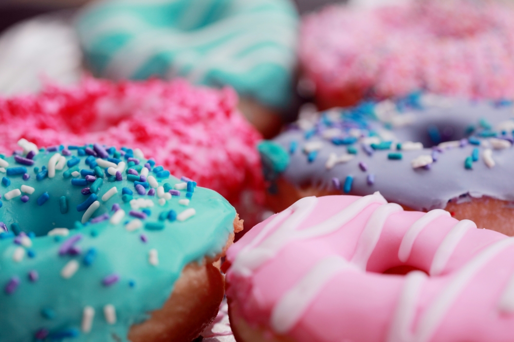 有繽粉色彩的甜甜圈(來源:Photo by Alexander Grey on Unsplash)