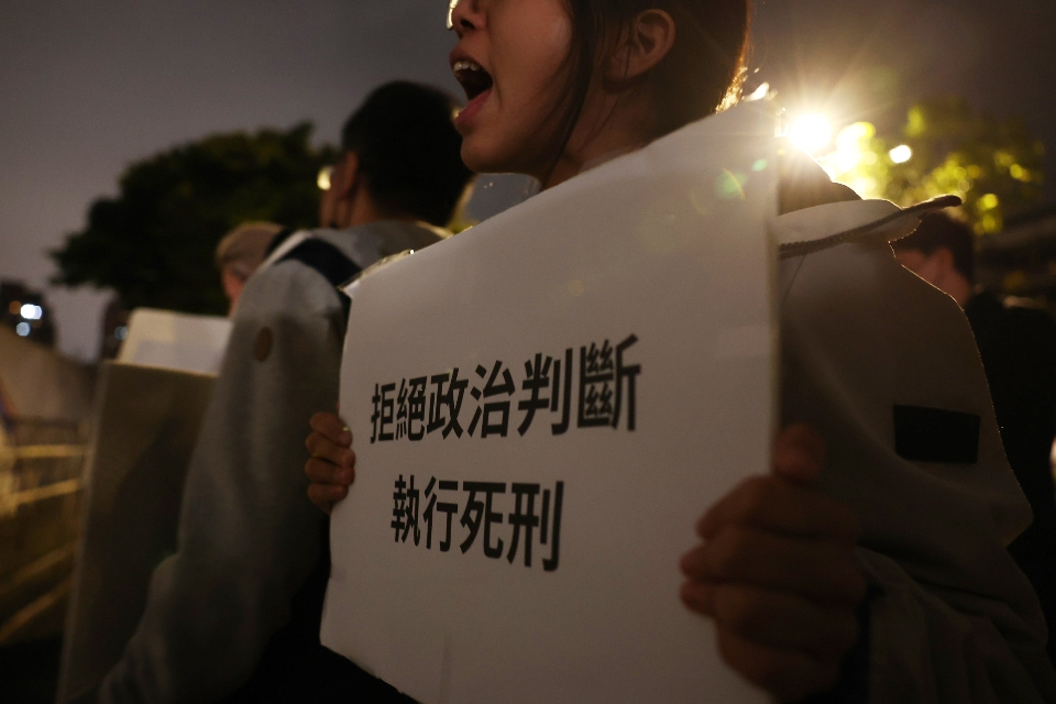 反對死刑民眾在台北看守所外抗議。中央社提供(記者王騰毅攝)。