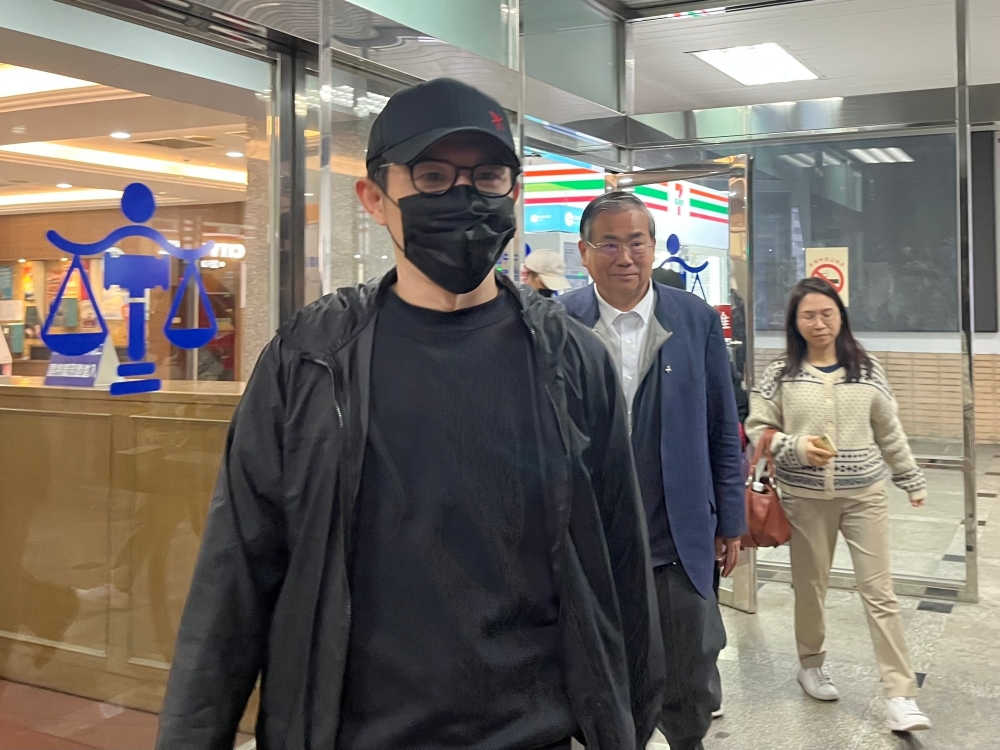 郭哲敏第4次獲准交保 繳清2億步出法院。(圖/中央社)