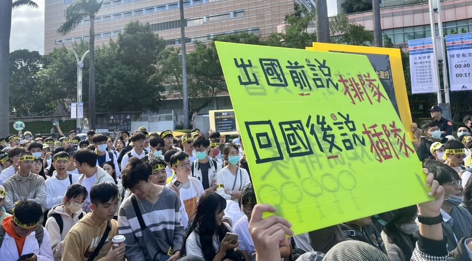 本土小牙醫聯盟指出，國考在3年前，波波牙醫的應考總人數就超過了全台灣的本土牙醫系考生。圖為本土小牙醫聯盟舉行抗議波波遊行。（圖擷取自本土小牙醫聯盟臉書）