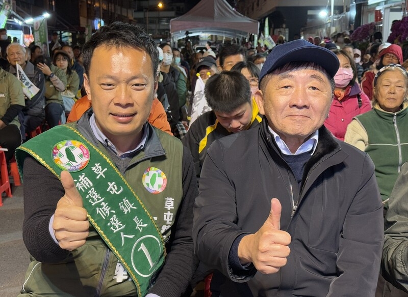 南投縣草屯鎮長補選18日投票，圖為民進黨籍候選人蔡銘軒（前左）17日晚間在競選總部舉辦選前之夜，行政院政務委員陳時中（前右）到場力挺。（中央社提供）