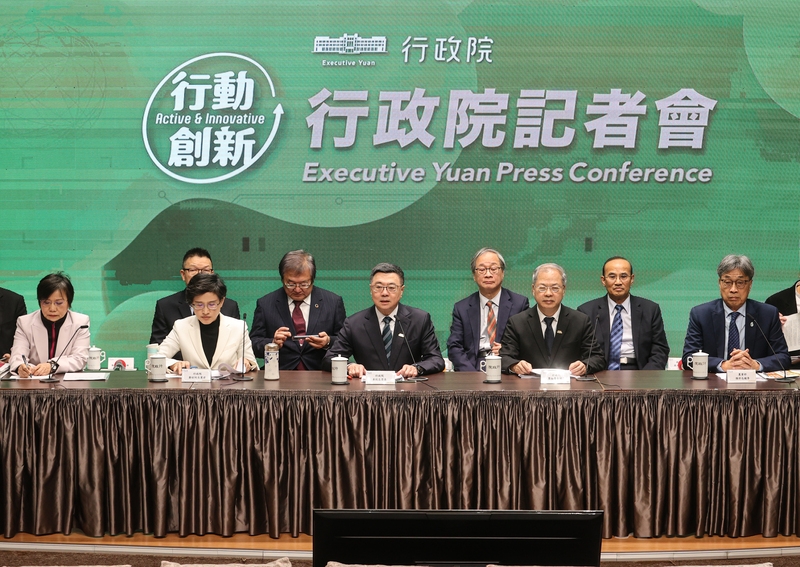 因應在野黨準備砍預算，卓榮泰上午再度主持「籲請立法院理性審查114年度中央政府總預算」記者會，率行政院副院長鄭麗君、秘書長龔明鑫、內政部長劉世芳、農業部長陳駿季、衛福部長邱泰源、文化部長李遠等部會首長，提出政院訴求。（中央社提供）