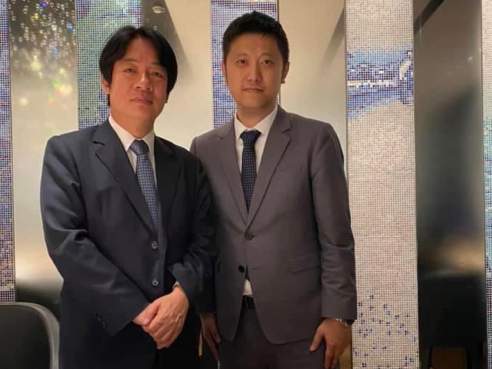 圖為林秉樞(右)與時任副總統的賴清德(左)合照留念。(圖擷取自徐巧芯臉書,為符本報欄位經裁減)