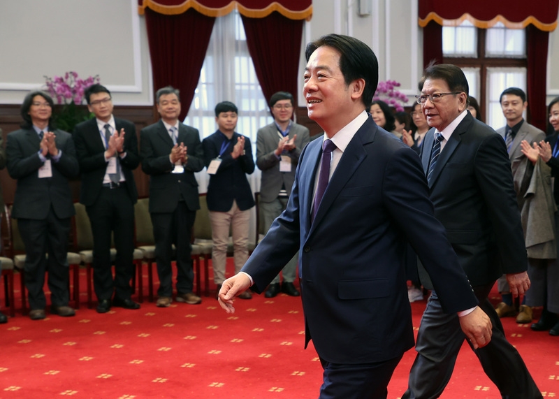 總統府秘書長潘孟安（賴清德後方）因藍白砍國務機要費，向府內同仁致歉春節禮金發不出，不過媒體人黃揚明指出，這是總統府內部才有的福利，基層公務員也喊砍得好。（中央社提供）