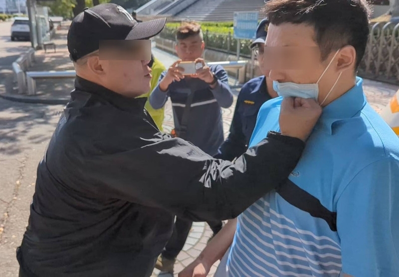 臺灣高等法院臺中分院日前二審庭後,夏男準備離去時遭鄭姓男子出拳攻擊、大罵「畜生」。中央社提供(記者蘇木春攝)。