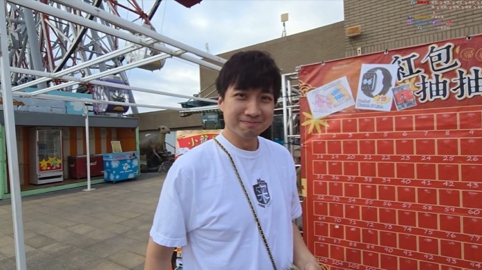 實況主「綠寶」在高雄百貨公司參加抽紅包活動,包牌卻發現全空。(圖擷取自綠寶Twitch)