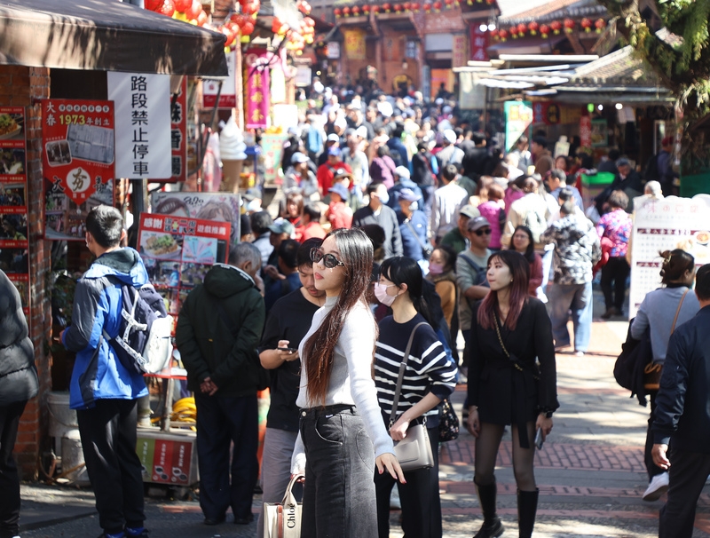 圖為新北市深坑老街午後擠滿遊客。(中央社記者謝佳璋攝 )