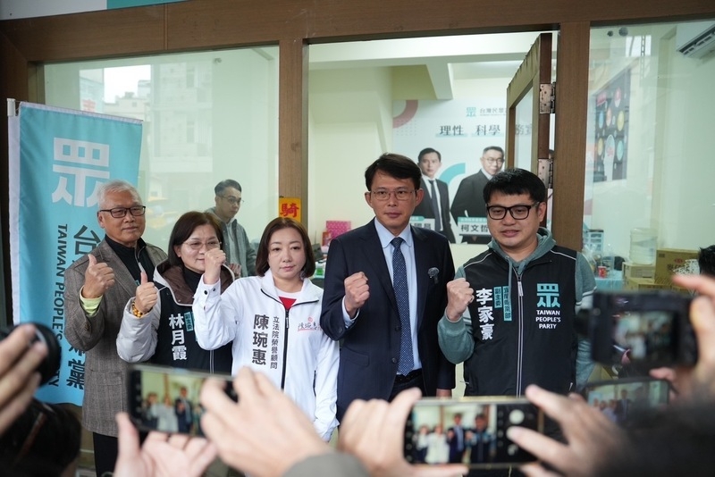 台灣民眾黨代理主席黃國昌（後右2）3日下午前往宜蘭，在宜蘭縣黨部主委陳琬惠（後右3）等人陪同下參加開工團拜。（民眾黨提供，中央社傳真）