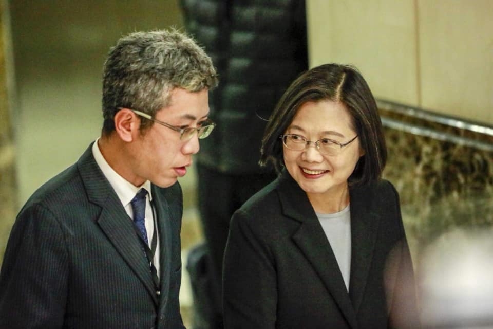 總統府前發言人丁允恭（左）在臉書發文細數大S過往爭議事件，更怒嗆「我是不是該去死一死？死了大家就開始同情我了？」（圖擷取自丁允恭臉書）