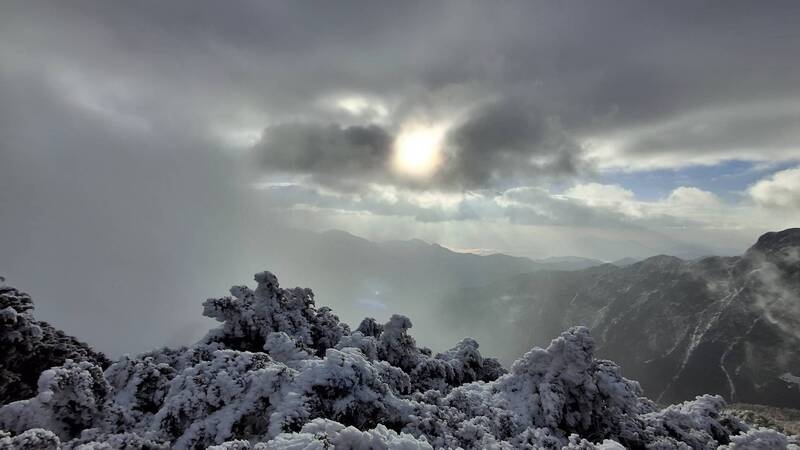 中央氣象署指出,玉山北峰6日上午已略回升至攝氏零下3.2度,並未下雪,不過4日飄雪後因持續低溫,積雪未融。(圖源:中央社)