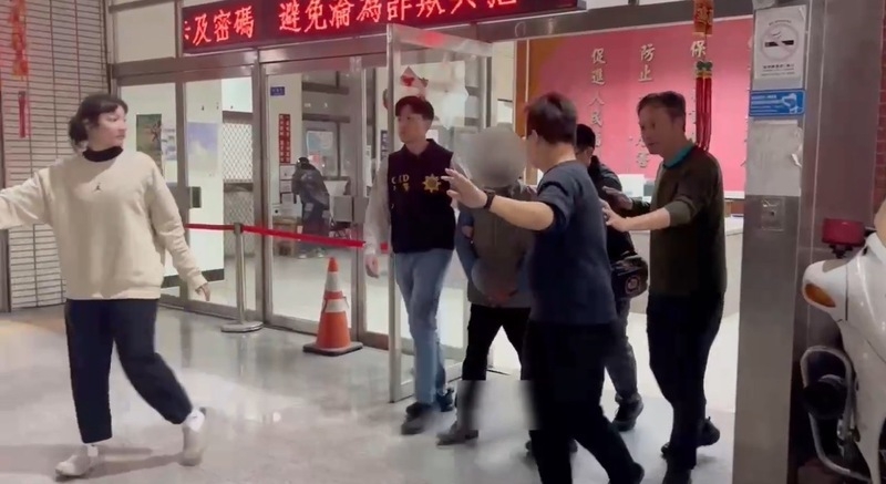 警方指出,涉案張男(馬賽克者)有性侵、搶奪和竊盜等前科,年輕時擔任職業軍人曾因性侵案遭軍法重判無期徒刑,之後獲假釋出獄,這次竟犯下滔天大罪。(圖為高市刑大提供,中央社傳真)