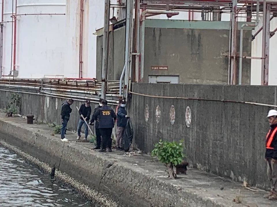 專案小組上午在前鎮河又撈到10多塊屍塊及黑色袋子,身分待鑑識。(圖/高市刑大提供)