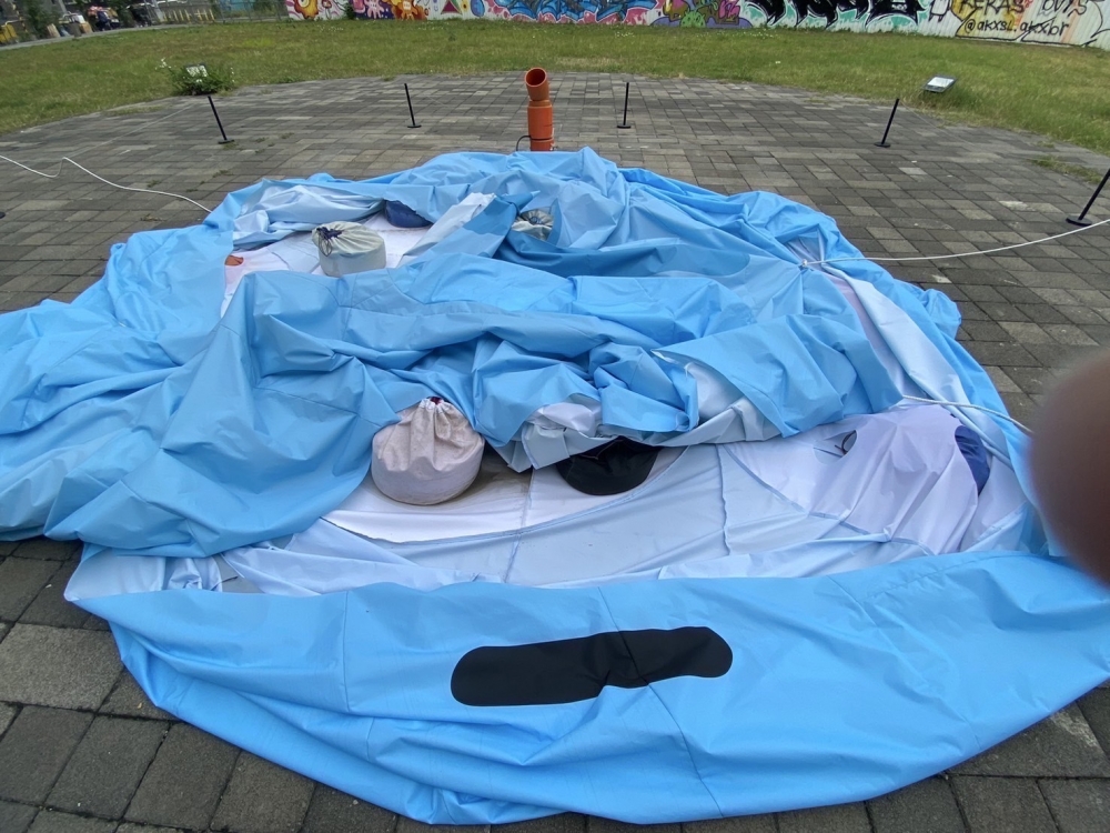 咖波大型氣偶台中展出遭人割破。(圖/中央社)