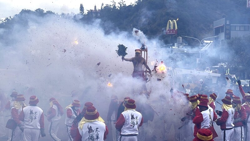台東市公所8日舉行記者會說明,特別安排首場炮炸肉身寒單為活動熱身。 (中央社記者盧太城台東攝)