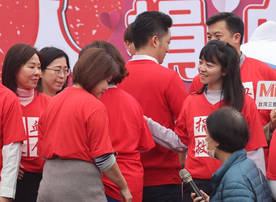 李彥秀、高嘉瑜同框內科千人捐血活動。中央社提供(記者王飛華攝)。