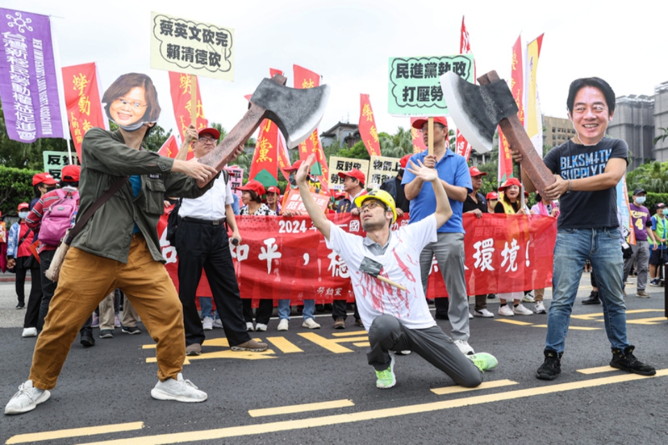 圖為去年51勞動節,近5千名勞工、數十個工會團體到總統府前遊行,提出5大訴求要求修勞基法,兌現選前挺勞工的承諾。(中央社提供)