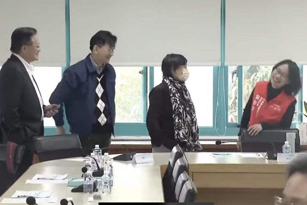 凌濤指稱,行政院中辦副執行長吳音寧出席氣爆應變會議時「一入場就笑得合不攏嘴」。(圖擷取自凌濤臉書)