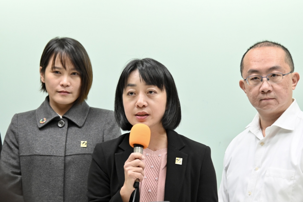 圖(中)為時代力量黨主席王婉諭。(圖擷取自王婉諭臉書)