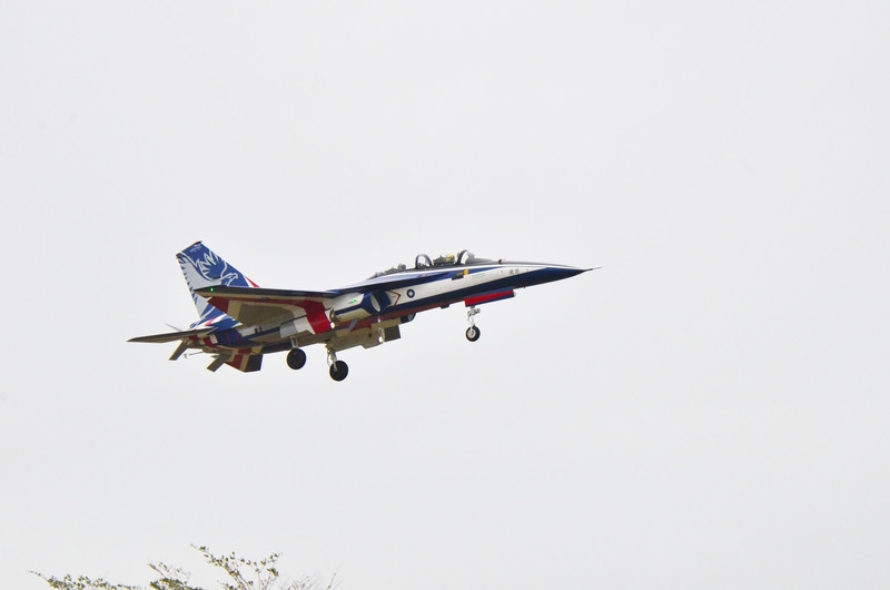 空軍1架勇鷹高教機15日上午在台東都蘭海域墜落,飛行員跳傘獲救,送醫檢查身體狀況良好,但因嗆水需住院觀察,目前同型機暫時停飛。圖為2021年底勇鷹高教機於台東亮相。(中央社提供)