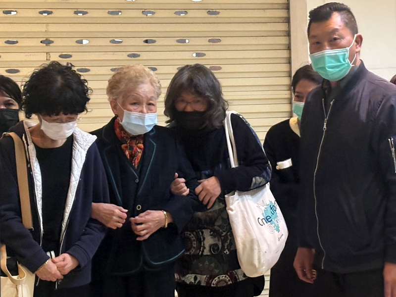 柯媽何瑞英與家人在新竹市殯葬管理所低調完成助念儀式。圖/中央社